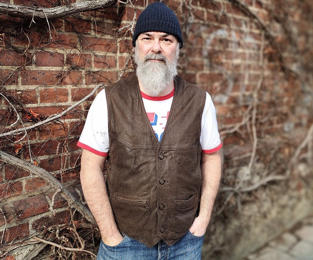 Veste en cuir sans manche type biker avec écusson brodé