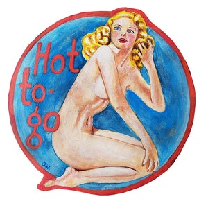 Op de afbeelding: Een vintage-stijl illustratie van een vrouw met blond haar, geschilderd in een cirkel met een blauwe achtergrond en een rode rand. De tekst "Hot to go" is in rode letters op de blauwe achtergrond geschreven.