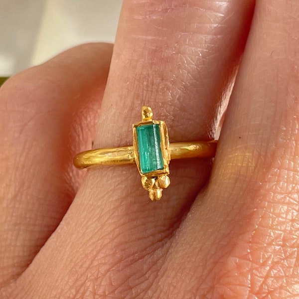 Bague émeraude ethnique tribale plaquée or 24 carats, bague rustique boho avec pierre précieuse verte, bague rectangle émeraude boho, bague de style vintage