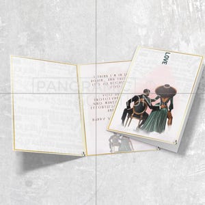 Op de afbeelding: Een gevouwen kaart met een roze achtergrond en het woord "LOVE" in witte tekst. De kaart toont een zwart-witte illustratie van een dansend stel. De tekst aan de binnenkant van de kaart luidt: "Ik denk dat ik weer verliefd ben, en dit alles dankzij jou. Jij bent het prototype dat alle obstakels laat verdwijnen. Gelukkig V..."