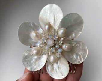 Flower hair comb Wedding comb Pearl hair comb Bridal headpiece Bridal hair accessories Bridal shell flower hair comb Wedding hair piece