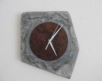 Clock in Walnut burl veneer and epoxy resin