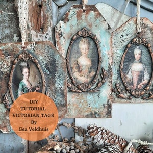 Op de afbeelding: Drie rustieke, turquoisekleurige houten labels met sierlijke, koperkleurige frames. Elk frame bevat een vintage portret van een vrouw in een witte jurk. De labels zijn gelabeld "DIY TUTORIAL VICTORIAN TAGS By Gea Veldhuis".