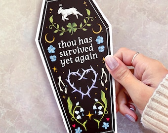 Jij hebt het overleefd: gestanste doodskist, gotisch, geïllustreerde verjaardagskaart, donkere humorkaart