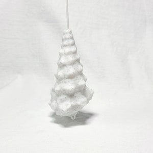 Peut inclure: Une d&eacute;coration de No&euml;l en forme de sapin de No&euml;l, imprim&eacute;e en 3D, de couleur blanche avec une surface textur&eacute;e et mouchet&eacute;e.