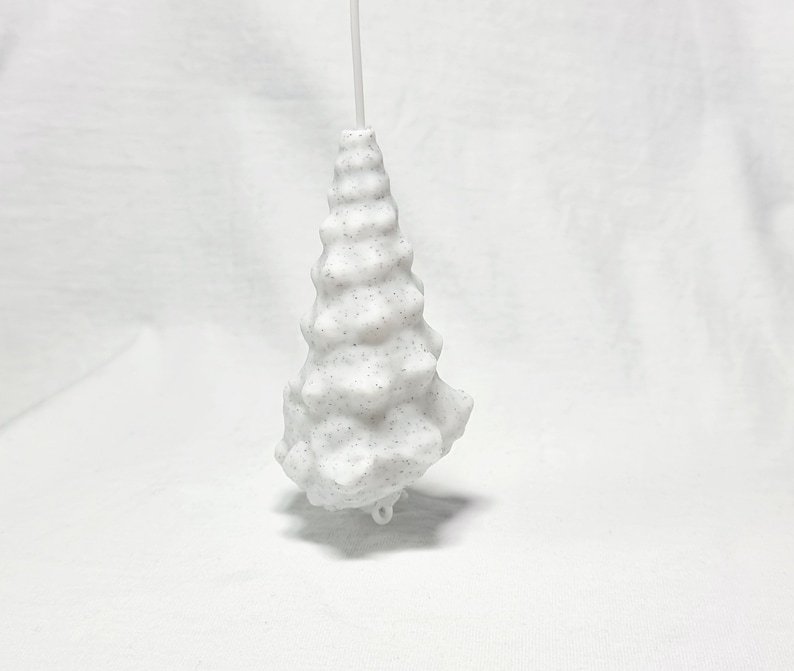 Peut inclure: Une d&eacute;coration de No&euml;l en forme de sapin de No&euml;l, imprim&eacute;e en 3D, de couleur blanche avec une surface textur&eacute;e et mouchet&eacute;e.