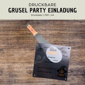 Könnte beinhalten: Eine Halloween-Party-Einladung mit dem Text "DRUCKBARE GRUSEL PARTY EINLADUNG". Die Einladung ist schwarz mit einem gruseligen Design, einschließlich einer Spinne, einem Skelett und einem Kürbis mit Hexenhut. Die Einladung ist an einer Papier-Taschenlampe befestigt.