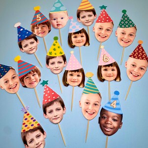 K&ouml;nnte beinhalten: Ein Set mit 16 bunten Partyh&uuml;ten mit aufgedruckten Gesichtern. Die H&uuml;te sind auf St&ouml;cken und perfekt f&uuml;r eine Geburtstagsparty.