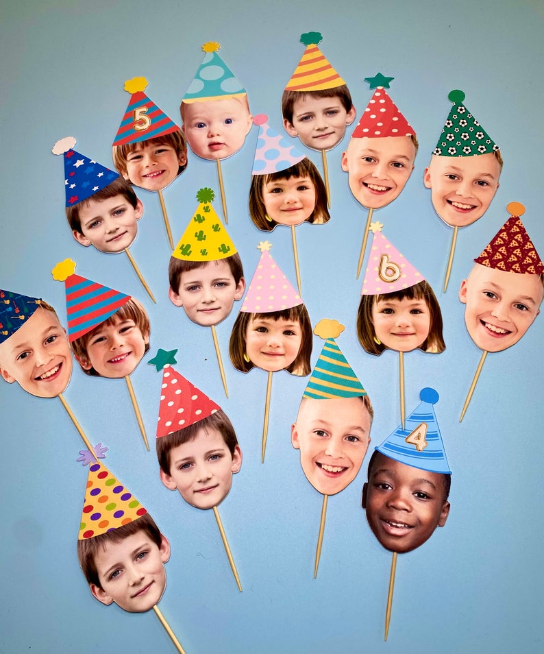 K&ouml;nnte beinhalten: Ein Set mit 16 bunten Partyh&uuml;ten mit aufgedruckten Gesichtern. Die H&uuml;te sind auf St&ouml;cken und perfekt f&uuml;r eine Geburtstagsparty.