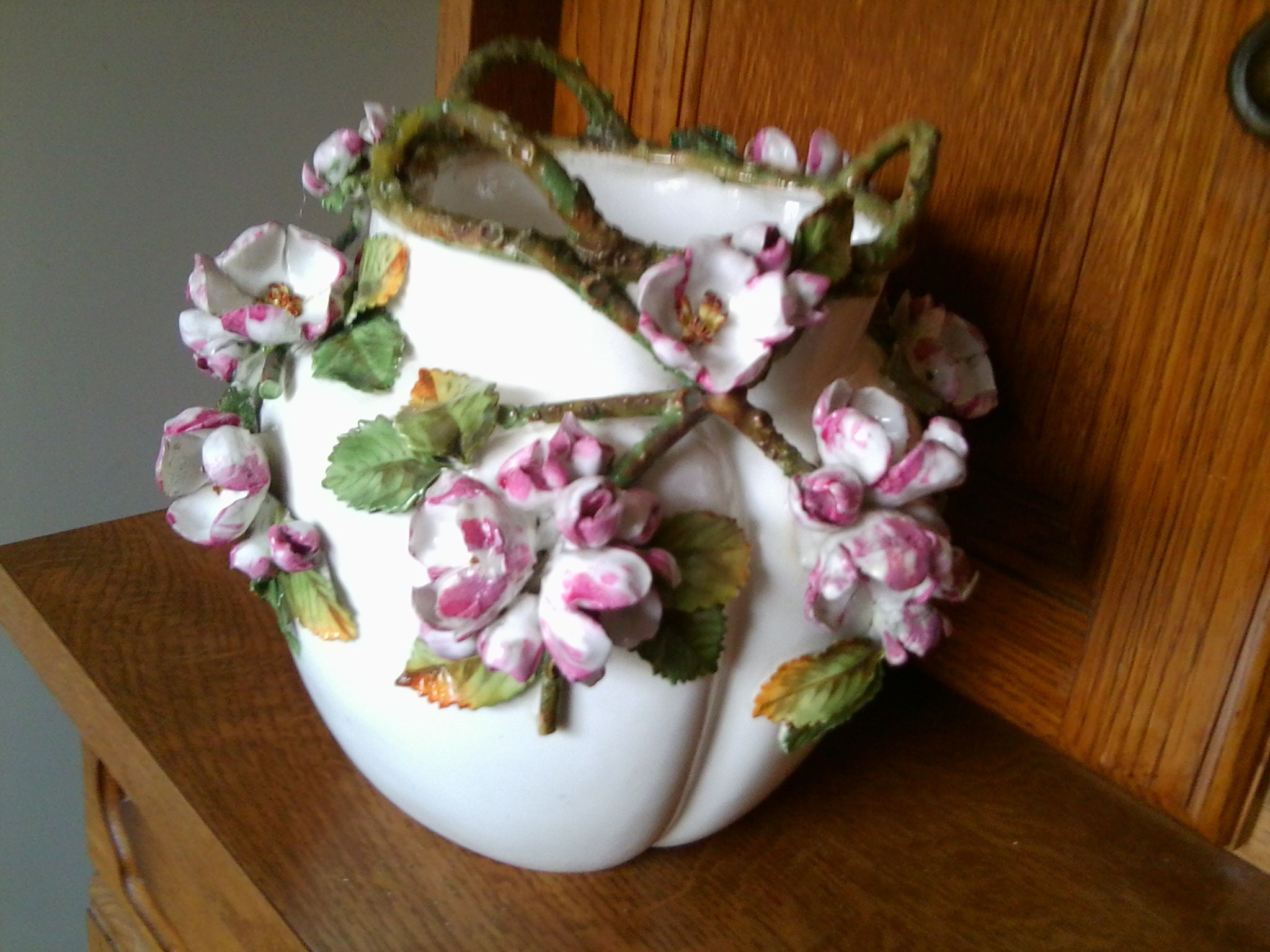 Joli Cache Pot en Porcelaine Blanche à Décor de Délicates Fleurs Roses et Feuilles Relief H=18cm