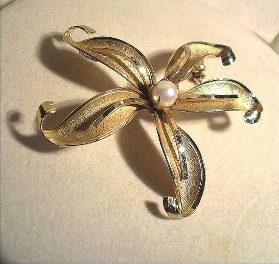 12K Gold-Filled Flower Brooch, Signed Wells, Simu… - image 2