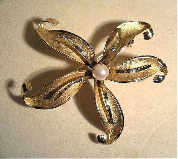 12K Gold-Filled Flower Brooch, Signed Wells, Simu… - image 3