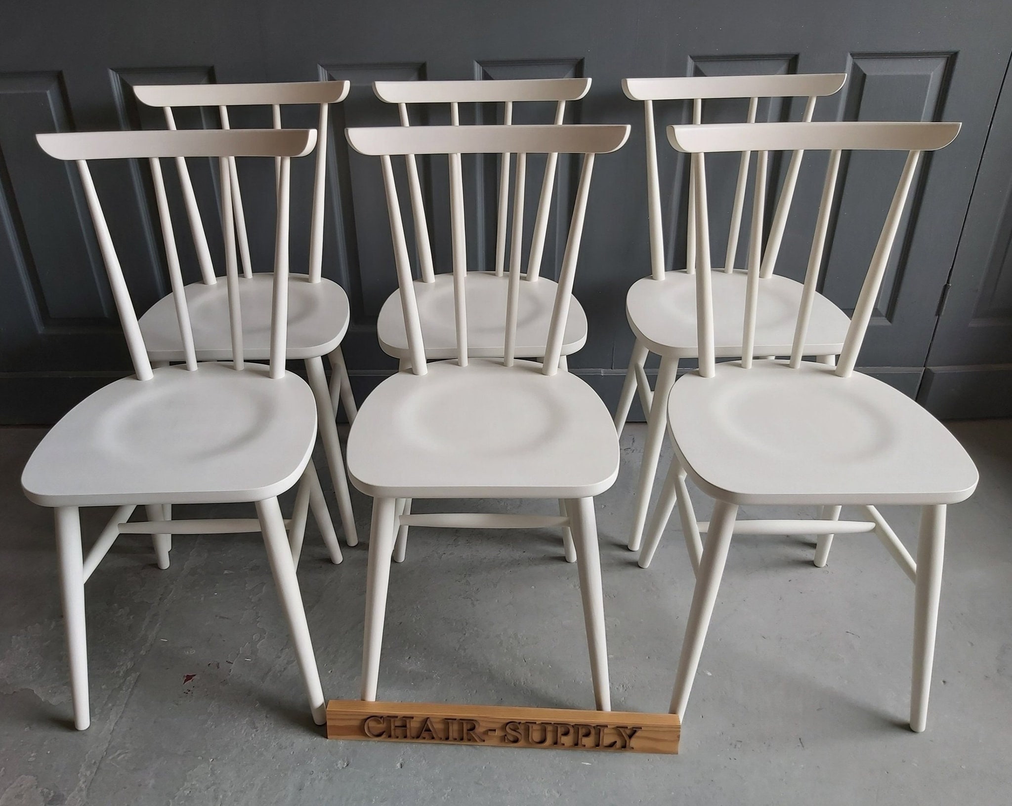 Nouvelles chaises de salle à manger de cuisine scandinave Enzo en hêtre  massif peintes en couleur blanche pointant F&B -  Canada