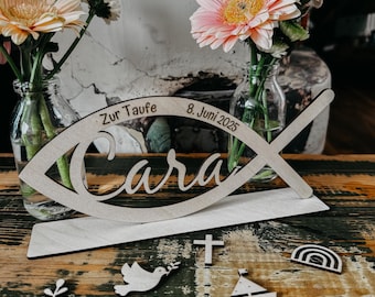 Adorno de bautizo en forma de pez con nombre y fecha – Decoración de madera personalizada | Regalo de bautizo | Decoración de mesa cristiana | Símbolo del pez
