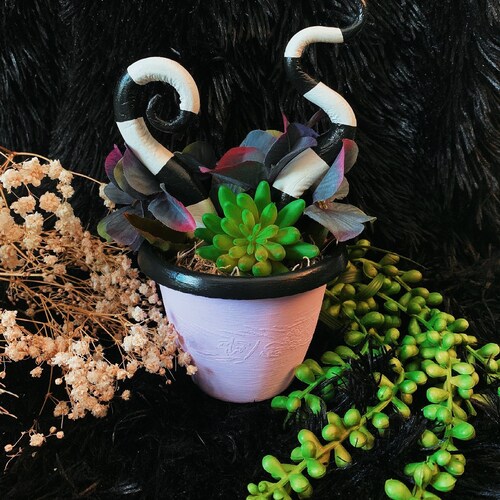 Beetlejuice Sandworm Plant Decoration, Beetlejuice Home Decor, Spooky Decor, Tim Burton Decor, Gothic Plant, Goth Home Decor, Spooky Stakes