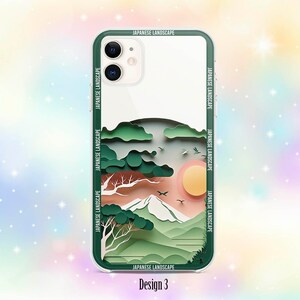 Op de afbeelding: Een transparante telefoonhoes met een groene rand en een uit papier gesneden ontwerp van een Japans landschap. Het ontwerp toont een berg, bomen, wolken en een zon. De tekst "JAPANESE LANDSCAPE" wordt herhaald rond de rand van de hoes.