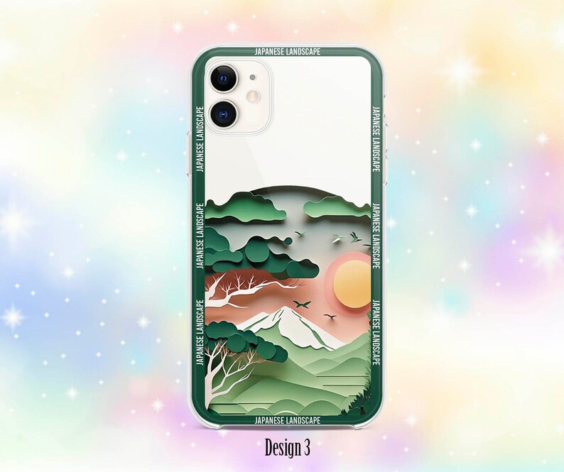 Op de afbeelding: Een transparante telefoonhoes met een groene rand en een uit papier gesneden ontwerp van een Japans landschap. Het ontwerp toont een berg, bomen, wolken en een zon. De tekst "JAPANESE LANDSCAPE" wordt herhaald rond de rand van de hoes.