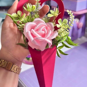 Porta flores con asa de corazón SVG: perfecto para el Día de la Madre, agradecimiento a los maestros o ocasiones especiales