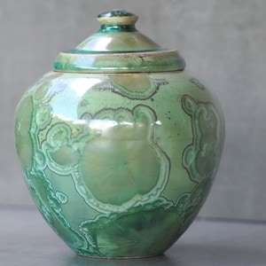 Small ceramic cremation urn for ashes.  24 Ib / 11 kg.    (  no.150)