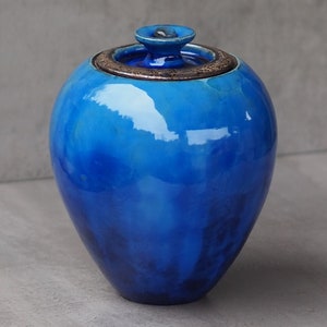 Medium ceramic cremation urn for ashes.      85,5 Ib /  38,5 kg . ( no  173 ).