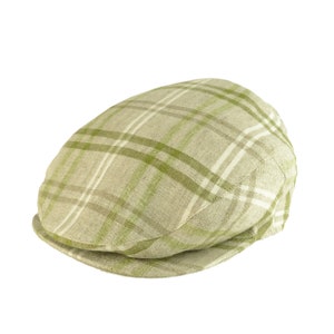 Könnte beinhalten: Beige Flatcap mit einem Karomuster in Grün- und Weißtönen. Die Kappe besteht aus einem weichen Stoff und hat eine klassische, abgerundete Form. Dieser Hut ist ein stilvolles Accessoire für Freizeitkleidung.