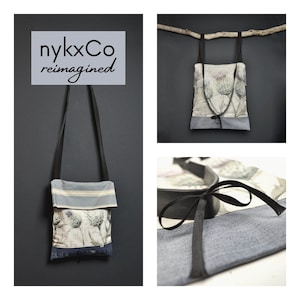 Könnte beinhalten: Handgefertigte Tragetaschen mit floralem Distel-Print, Denim-Details und schwarzen Trägern. Der Text "nykxCo reimagined" ist sichtbar. Die Taschen werden vor dunklem Hintergrund präsentiert.