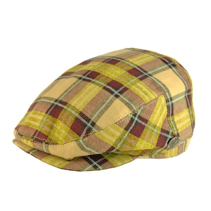Könnte beinhalten: Eine Schiebermütze mit gelb-, grün- und burgunderrotem Karomuster. Die Mütze hat ein klassisches Design mit einer runden Krone und einem kleinen, steifen Schirm. Der Stoff hat eine strukturierte Optik.