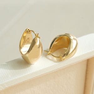 18K Solid Gold Oval Earrings, Minimalist Chunky Huggie Hoop Earrings,  solid gold hoop, Huggie Hoop Earrings, Chunky Tapered hoops