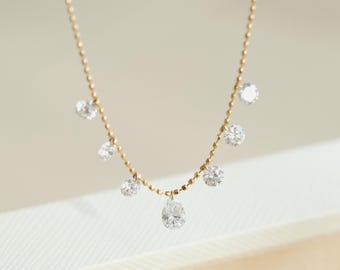 Halskette aus 18-karätigem Massivgold mit baumelndem Diamanten, zierliche Halskette aus Massivgold mit Diamanten, Halskette mit mehreren Diamanten, Diamant-Solitär-Halskette