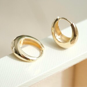 14K Solid Gold Oval Earrings, Minimalist Chunky Huggie Hoop Earrings,  solid gold hoop, Huggie Hoop Earrings, Chunky Tapered hoops