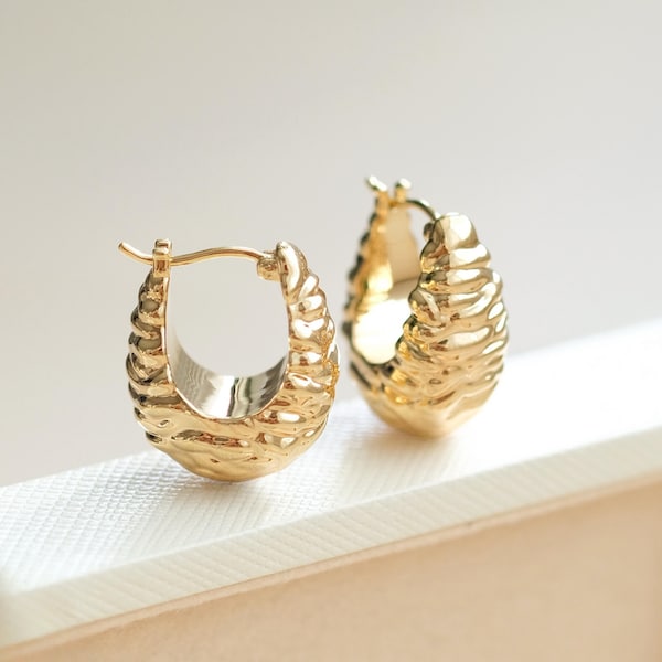 18K Solid Gold Oval Earrings, Minimalist Chunky Huggie Hoop Earrings,  solid gold hoop, Huggie Hoop Earrings, Chunky Tapered hoops