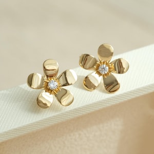 14K SOLID GOLD Flower Hoop Earrings with zircon stones, Small Flower Earrings, Solid Gold Flower Studs, clover flower earrings