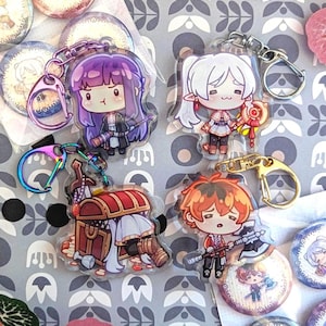 Puede incluir: Cuatro llaveros acrílicos con diseños de personajes de estilo anime. Uno presenta un personaje de pelo morado, otro de pelo blanco, un tercero un cofre del tesoro y el último un personaje de pelo rojo. Cada llavero tiene un cierre metálico.