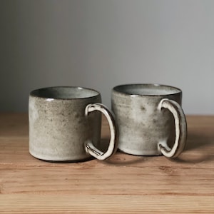 b l w Mug pair