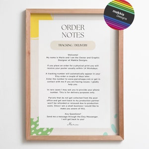 Puede incluir: Una tarjeta de notas de pedido blanca y verde con el texto "ORDER NOTES" en negro. La tarjeta tiene un dise&ntilde;o abstracto amarillo y verde en el fondo. El texto "TRACKING/DELIVERY" est&aacute; en un rect&aacute;ngulo blanco. El texto "&iexcl;Bienvenido! Mi nombre es Marie y soy la propietaria y dise&ntilde;adora gr&aacute;fica de Makkia Designs." est&aacute; en negro. El texto "Si haces un pedido de una impresi&oacute;n f&iacute;sica, recibir&aacute;s tu p&oacute;ster normalmente en 14 d&iacute;as h&aacute;biles." est&aacute; en negro. El texto "Un n&uacute;mero de seguimiento aparecer&aacute; autom&aacute;ticamente en tu pedido de Etsy un par de d&iacute;as despu&eacute;s. Introduce el n&uacute;mero en www.parcelsapp.com o ponte en contacto conmigo si tienes alg&uacute;n problema. Me encantar&aacute; ayudarte." est&aacute; en negro. El texto "En casos excepcionales, puedo pedirte que proporciones tu n&uacute;mero de tel&eacute;fono. Esto es solo para fines de entrega." est&aacute; en negro. El texto "Los paquetes que no se recojan en la oficina de correos y se devuelvan a mi socio de producci&oacute;n no se reembolsar&aacute;n ni se volver&aacute;n a emitir debido a los costes de producci&oacute;n. Como soy una peque&ntilde;a empresa, me gustar&iacute;a hacerte saber esto." est&aacute; en negro. El texto "&iquest;Alguna pregunta? Env&iacute;ame un mensaje a trav&eacute;s de Etsy Messenger. &iexcl;Te responder&eacute;! Marie" est&aacute; en negro.