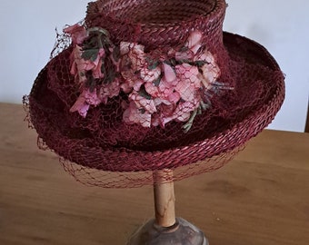 Chapeau de paille pour enfant des années 1920 avec des fleurs en tissu