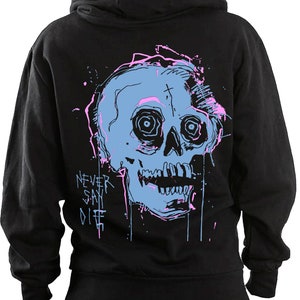 Può includere: Felpa con cappuccio nera con grafica di teschio azzurro chiaro e dettagli rosa sul retro. Il design del teschio include dettagli a croce e le parole "NEVER SAY DIE" in un carattere stilizzato. La felpa ha un cappuccio con coulisse e una tasca a marsupio.