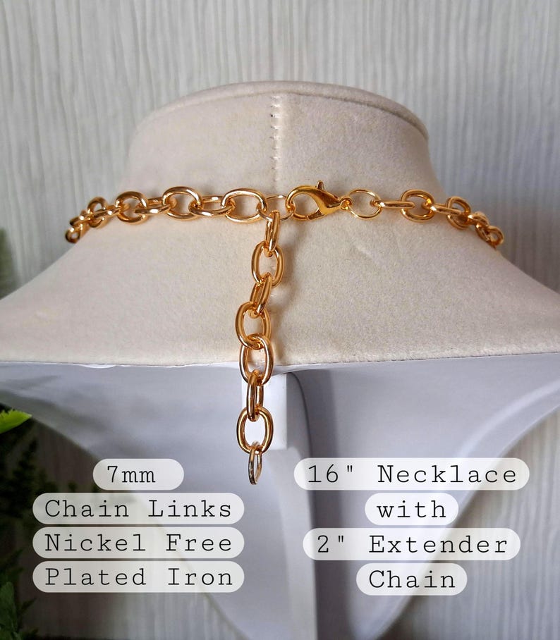 Pu&ograve; includere: Una collana color oro con una catena da 40.6 cm e un'estensione da 5 cm. La collana presenta maglie da 7 mm ed &egrave; realizzata in ferro placcato senza nichel. La collana &egrave; esposta su un manichino bianco.