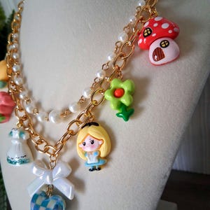 Collana con ciondolo a tema Paese delle Meraviglie, regalo fantasioso ispirato ad Alice nel Paese delle Meraviglie, gioiello fiabesco di grande effetto. immagine 9
