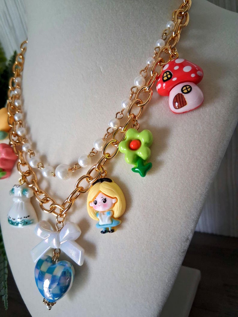 Collana con ciondolo a tema Paese delle Meraviglie, regalo fantasioso ispirato ad Alice nel Paese delle Meraviglie, gioiello fiabesco di grande effetto. immagine 9