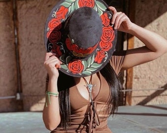 Ręcznie malowane sombrero zamszowe – meksykański kapelusz Red Rose