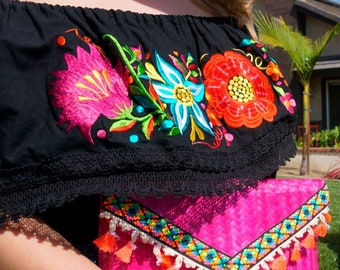 伝統的なメキシコ刺繍入り農民風ブラウス - オフショルダー花柄 