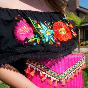 メキシコ　花柄刺繍のオフショルダートップス 花柄刺繍入りメキシカントップス。サイズ：S～2X。典型的な