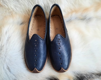 Handgefärbte schwarze türkische Lederschuhe Mittelalterliche Slip-Ons handgefertigte Hausschuhe Ottoman Loafer Wohnungen Mokassins Männer Frauen jemenitisches Vintage Geschenk