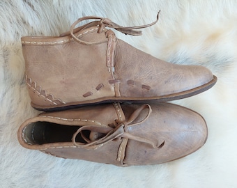 Botines medievales de cuero de color, zapatos medievales personalizados, zapatillas de hadas para mujer y hombre, sandalias pintadas a mano, zapatos turcos sin cordones, zapatos vikingos descalzos