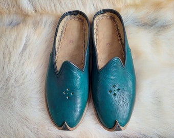 Olivgröna tofflor Unika skor Läderslip-ons Present till honom henne