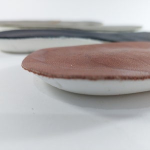 May include: Close-up of a brown leather insole with a white foam base. The insole is designed to provide comfort and support for the feet.