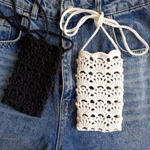 Könnte beinhalten: Set aus drei Keramikbechern mit gesprenkelter, matter Oberfläche. Jeder Becher hat eine andere Farbe: hellblau, creme und grau. Die Becher haben ein schlichtes, modernes Design und einen bequemen Griff.