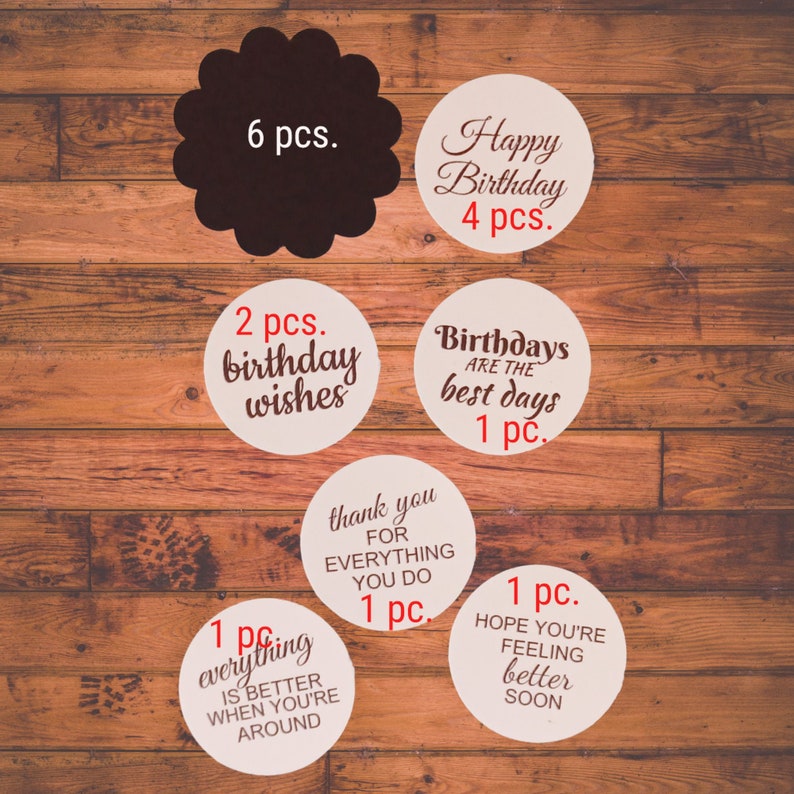 Puede incluir: Un conjunto de 16 pegatinas redondas con varios saludos y mensajes de cumplea&ntilde;os. Las pegatinas est&aacute;n impresas en papel blanco con texto rojo. Las pegatinas incluyen mensajes como "Feliz cumplea&ntilde;os", "2 pcs. deseos de cumplea&ntilde;os", "Los cumplea&ntilde;os son los mejores d&iacute;as", "Gracias por todo lo que haces", "1 pc. todo es mejor cuando est&aacute;s cerca", y "Espero que te sientas mejor pronto".