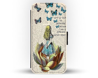 Può includere: Custodia per telefono con un design vintage. Presenta un'illustrazione di Alice nel paese delle meraviglie, farfalle e un motivo floreale. La citazione sulla custodia recita: "Non posso tornare a ieri perché allora ero una persona diversa."